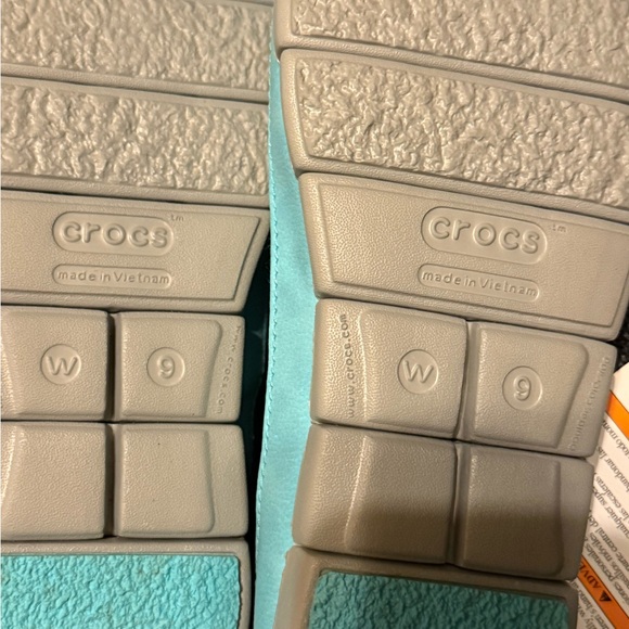 NWT Crocs Pool/Light Grey Color Slip in Flat Shoes Woman’s size 9 Stretch Sole - Picture 8 of 8